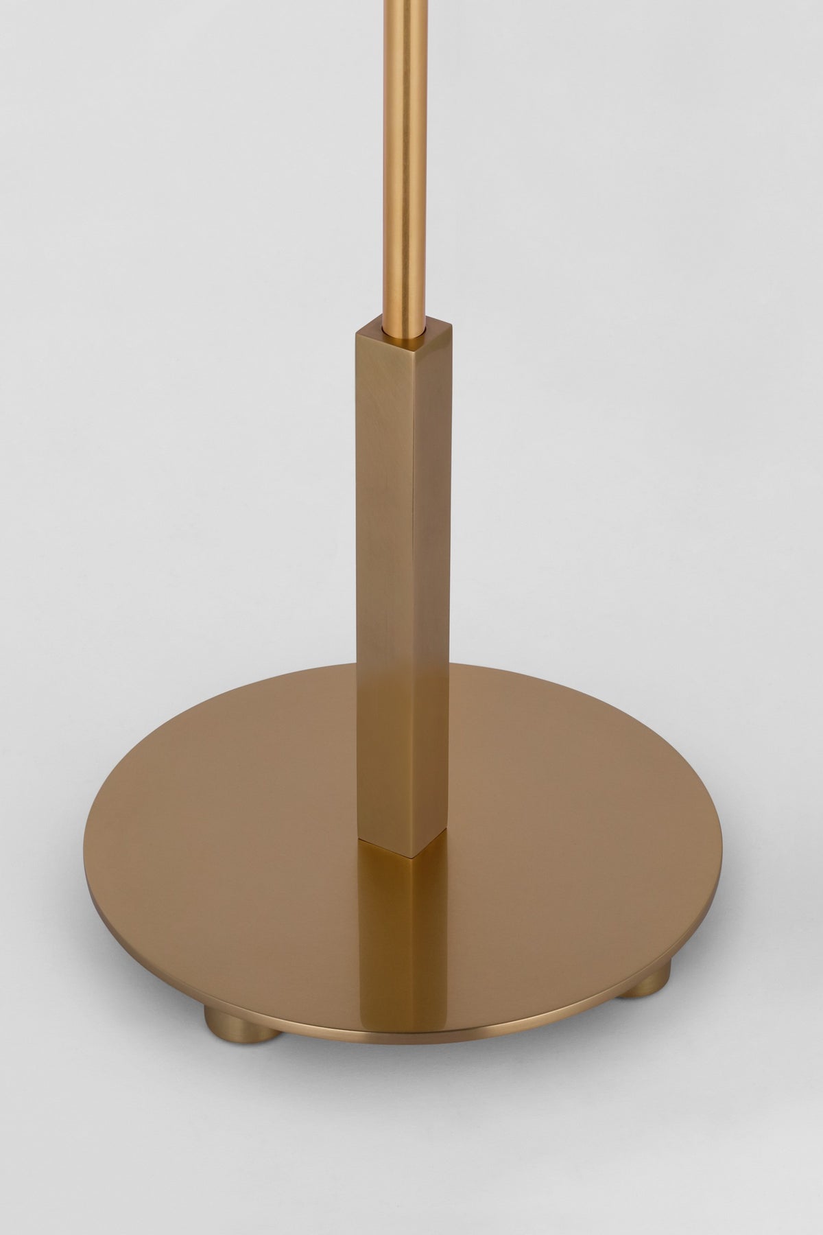 Hackney 24" Cordless Bordslampa — J. Randall Powers for Visual Comfort & Co. — Hand-Rubbed Antique Brass with Linen Shade detaljbild