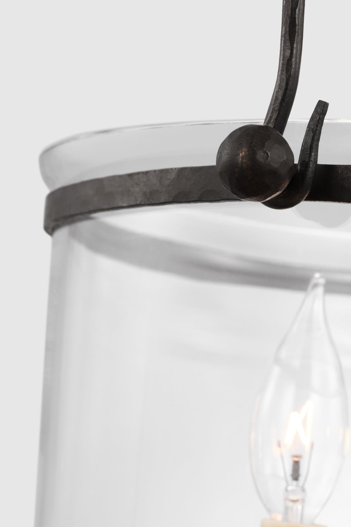 Lorford Small Smoke Bell Lykta — Chapman & Myers for Visual Comfort & Co. — Aged Iron with Antiqued Mercury Glass detaljbild