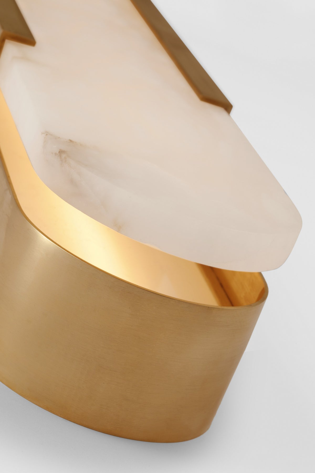 Melange 20" Elongated Vägglampa — Kelly Wearstler for Visual Comfort & Co. — Antique-Burnished Brass with Alabaster detaljbild