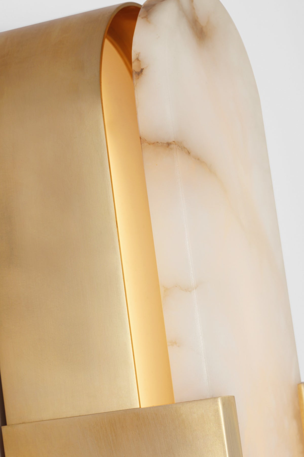 Melange 20" Elongated Vägglampa — Kelly Wearstler for Visual Comfort & Co. — Antique-Burnished Brass with Alabaster detaljbild