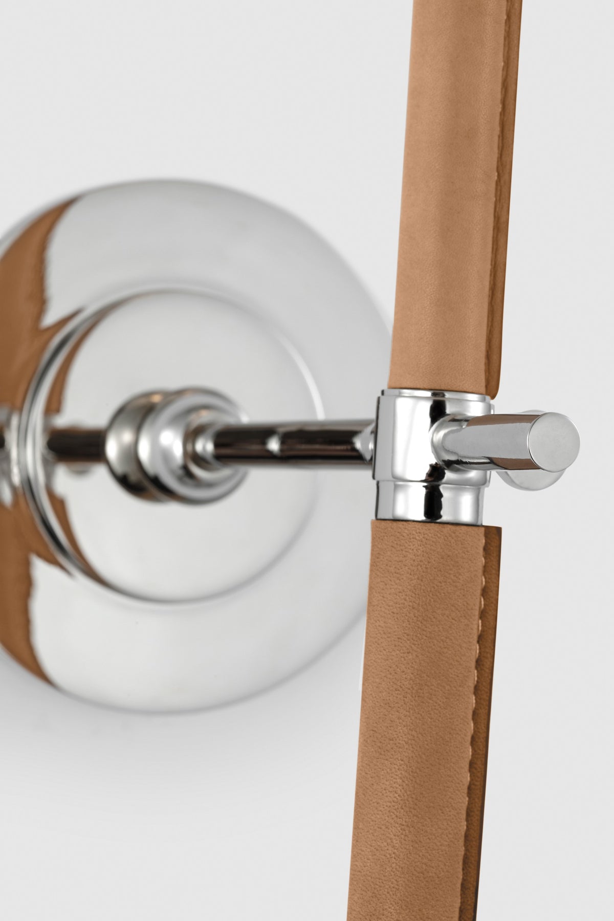 Bryant Large Wrapped Tail Vägglampa — Thomas O'Brien for Visual Comfort & Co. — Polished Nickel and Natural Leather with Linen Shade detaljbild
