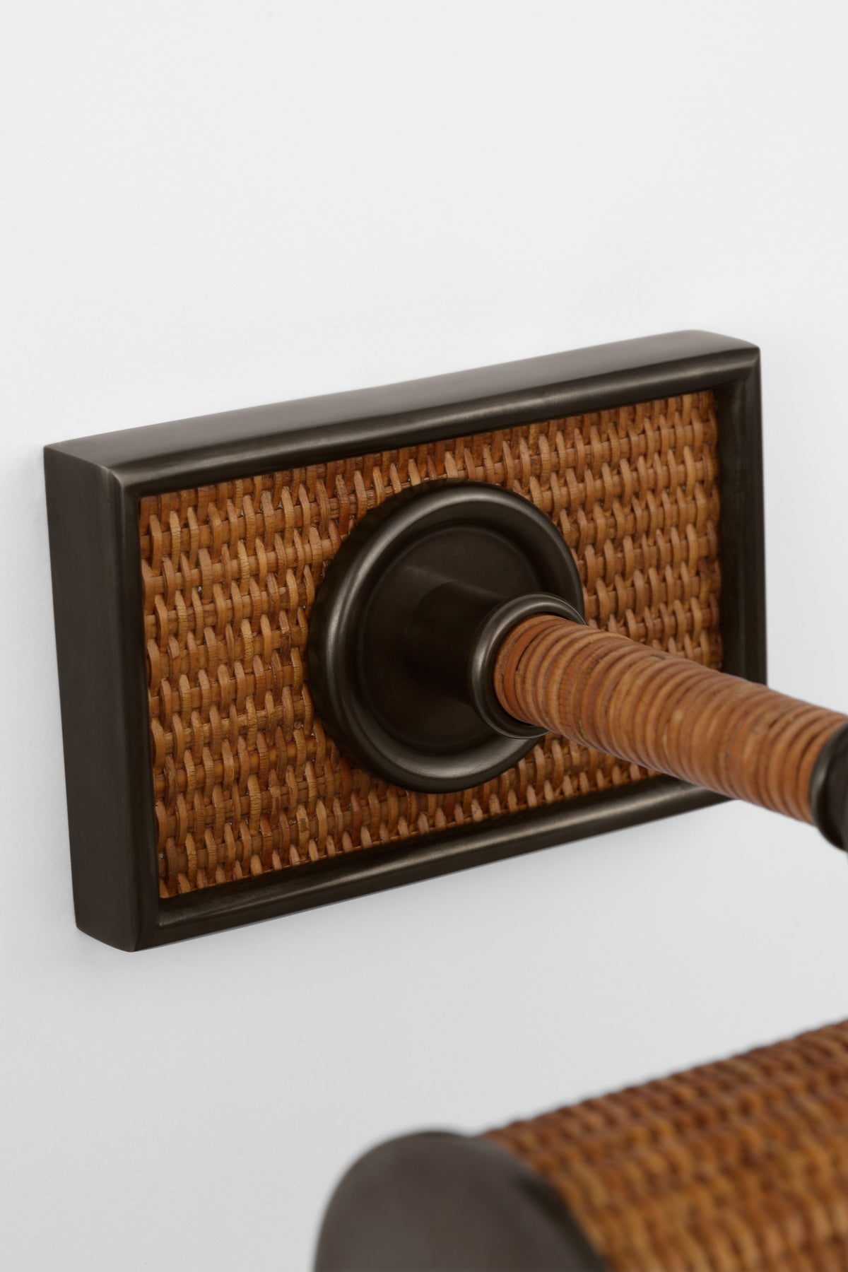 Halwell 8" Tavelbelysning — Chapman & Myers for Visual Comfort & Co. — Bronze and Natural Woven Rattan detaljbild
