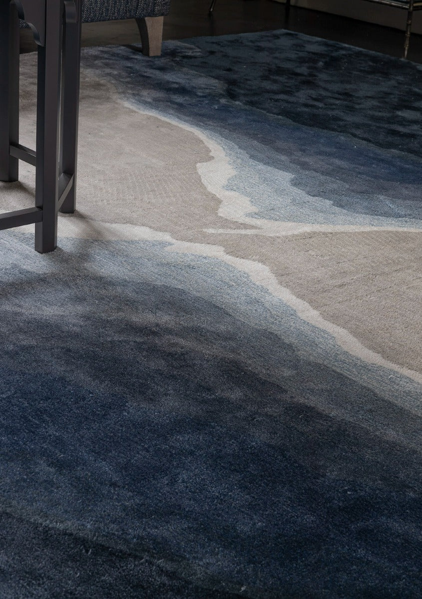 Onda Indigo Teppich von William Yeoward in Wohnumgebung