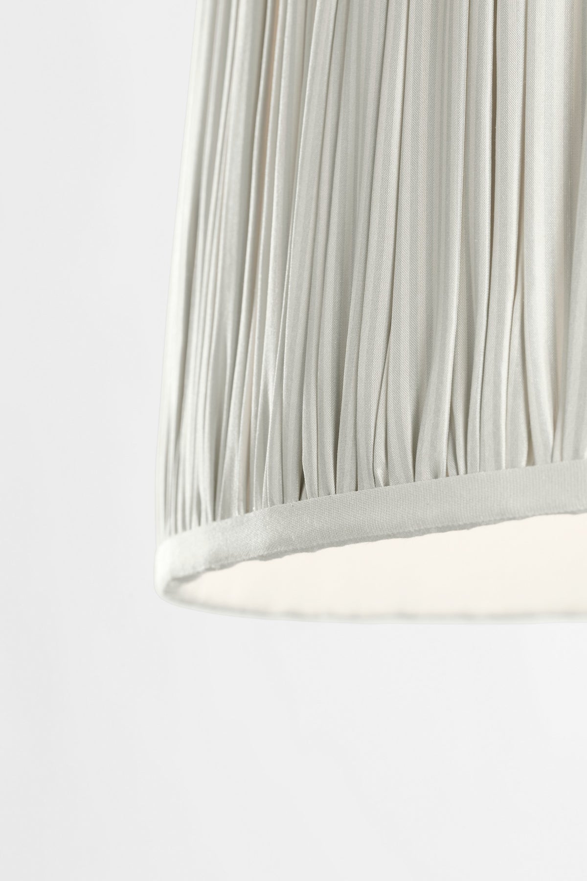 Romero Medium Bordslampa — Schumacher for Visual Comfort & Co. — Hand-Rubbed Antique Brass with Schumacher 16" Blue Charee Stripe Pleated Empire Shade detaljbild