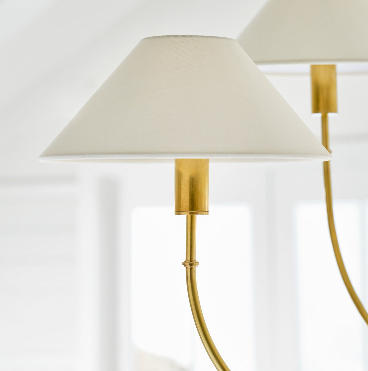 Griffin Large Staggered Tail Takkrona — Amber Lewis for Visual Comfort & Co. — Hand-Rubbed Antique Brass and Saddle Leather with Linen Shades detaljbild