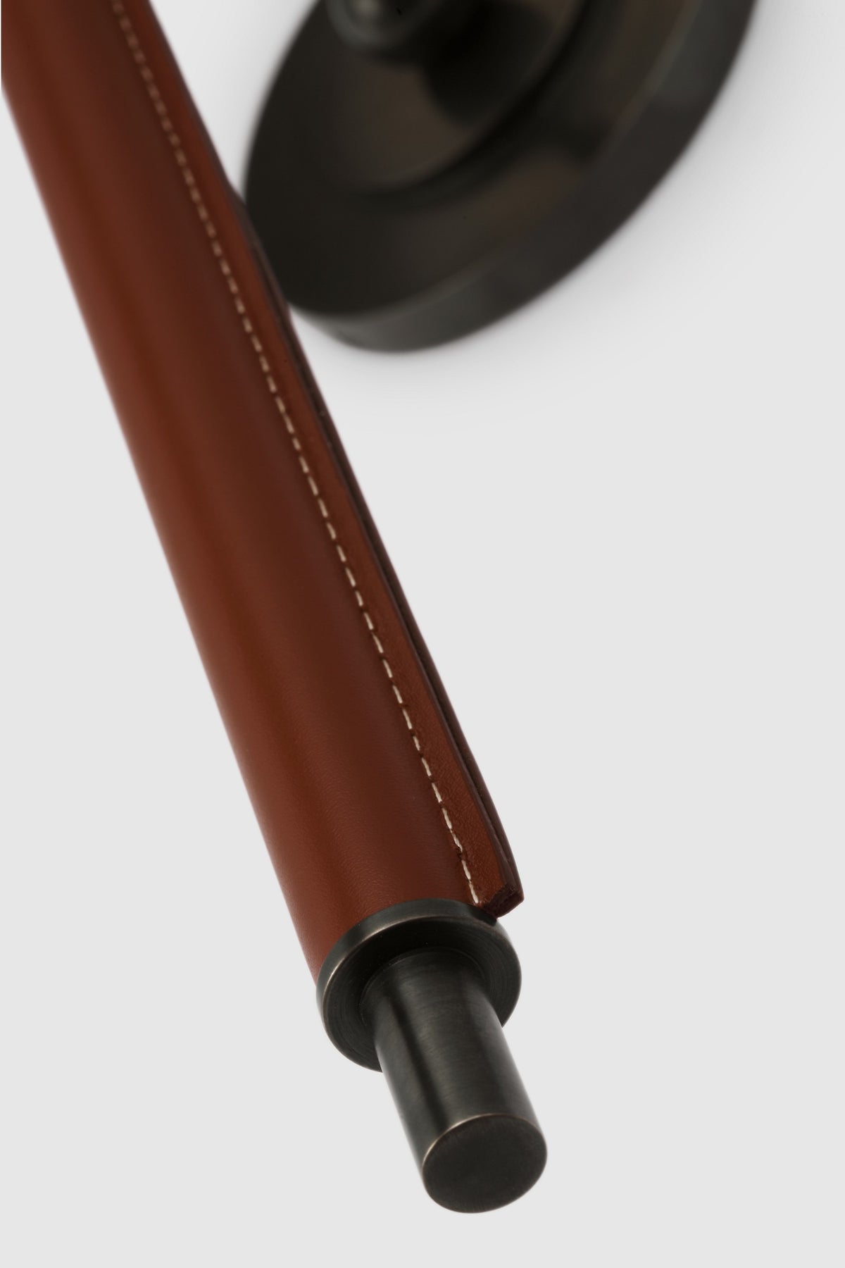 Bryant Large Wrapped Tail Vägglampa — Thomas O'Brien for Visual Comfort & Co. — Bronze and Saddle Leather with Linen Shade detaljbild