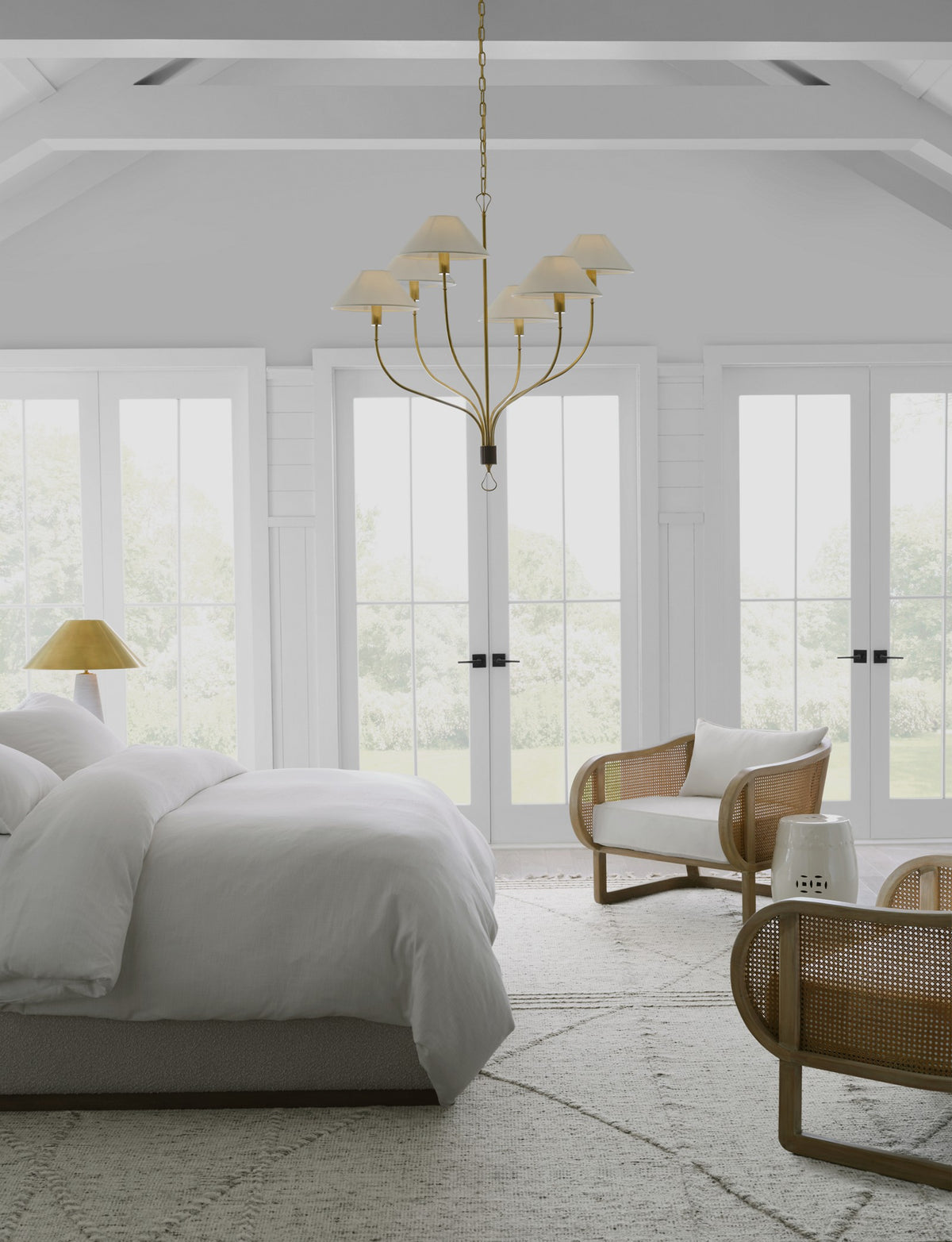 Griffin Large Staggered Tail Takkrona — Amber Lewis for Visual Comfort & Co. — Hand-Rubbed Antique Brass and Saddle Leather with Linen Shades detaljbild