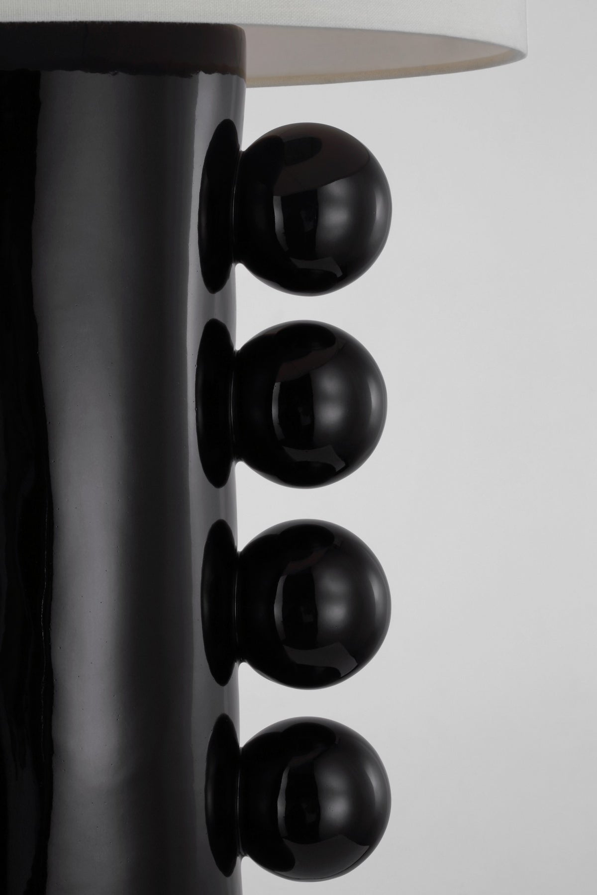 Tiglia Tall Bordslampa — Kelly Wearstler for Visual Comfort & Co. — Black with Linen Shade detaljbild