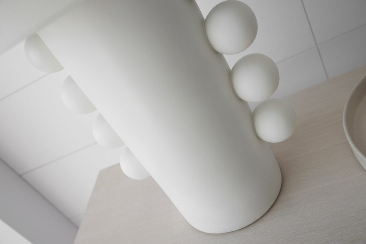 Tiglia Tall Bordslampa — Kelly Wearstler for Visual Comfort & Co. — Plaster White with Linen Shade detaljbild