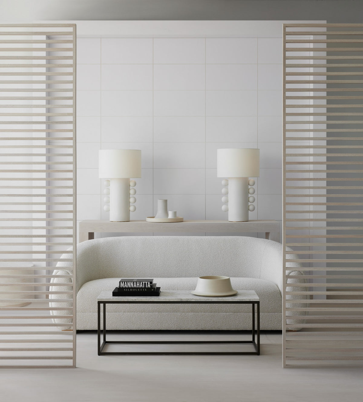 Tiglia Tall Bordslampa — Kelly Wearstler for Visual Comfort & Co. — Plaster White with Linen Shade miljöbild