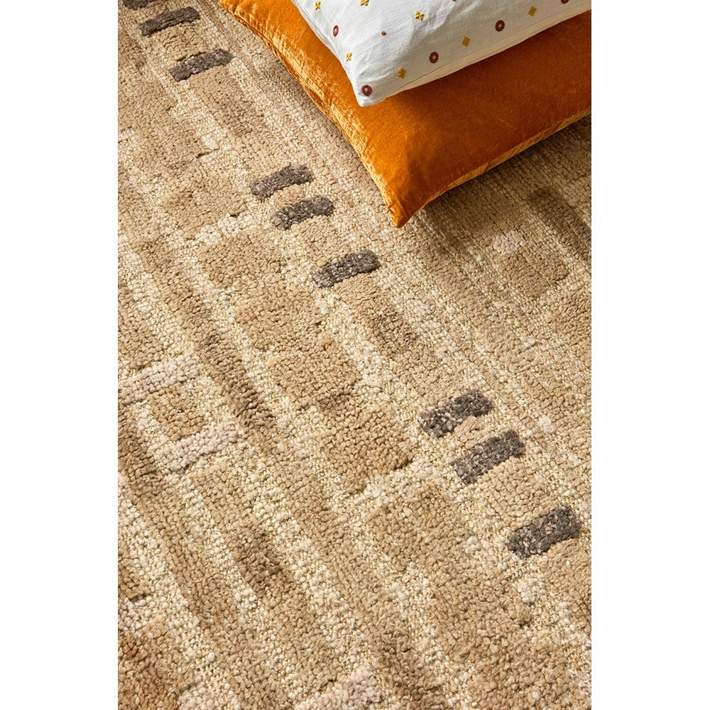 Atacama Sand Teppich von William Yeoward in Wohnumgebung